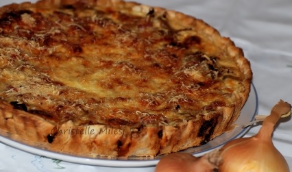 Тарт с луком, беконом и горчицей